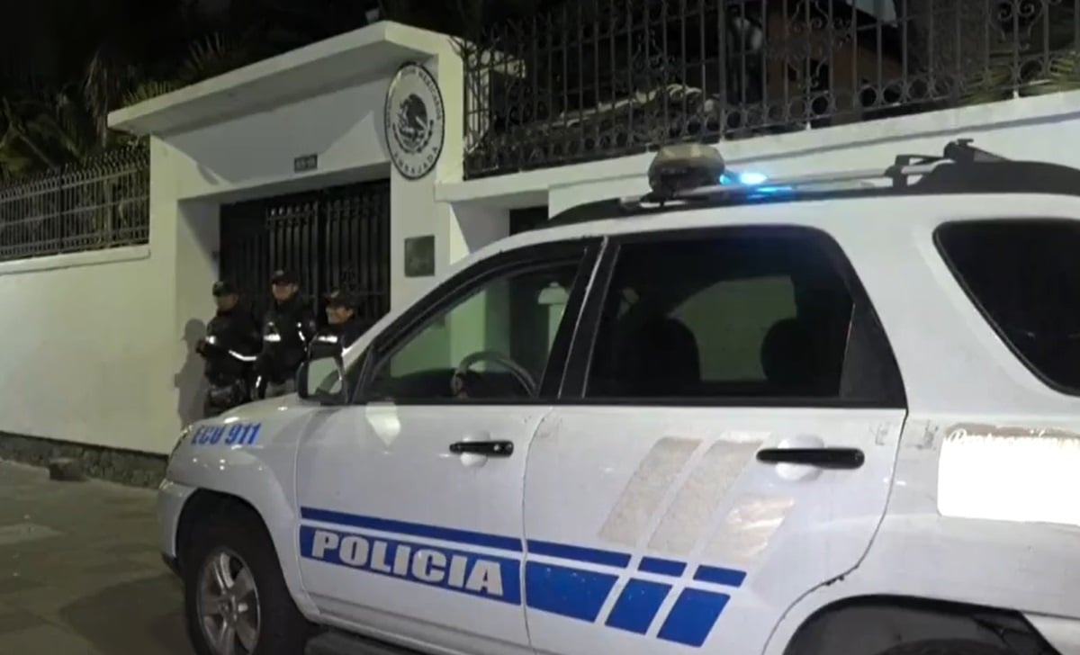 Embajada de México rodeada de policías en Ecuador. (Captura de pantalla © Foro_TV-Twitter)