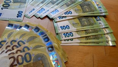 Imagen ilustrativa de unos billetes de euros en una mesa. (Captura de pantalla © banknotesandcoins-YouTube)