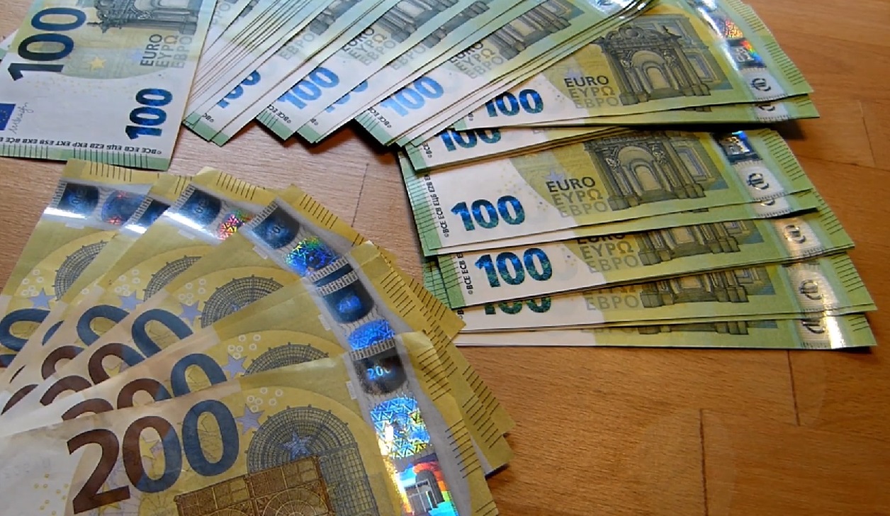Imagen ilustrativa de unos billetes de euros en una mesa. (Captura de pantalla © banknotesandcoins-YouTube)