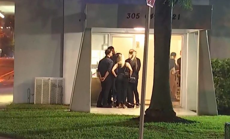 Familiares despiden al joven cubano asesinado durante tiroteo en El Doral