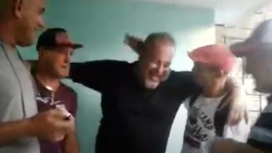 Marrero cantando borracho en una fiesta. (Captura de pantalla © Darwin Santana)