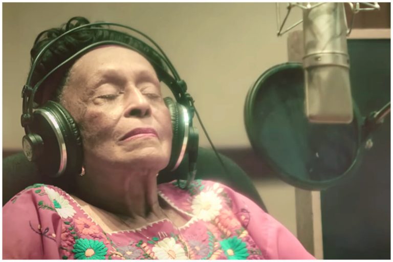 Omara Portuondo recibe en sus manos su Latin Grammy: “¡Gracias!”