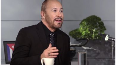 Actor cubano Héctor Noas. (Captura de pantalla © Amaury Pérez con 2 que se- YouTube)