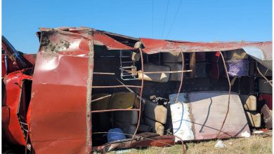 Camión de pasajeros volcó en carretera de Holguín. (Foto © Joel Queipo Ruíz- Facebook)