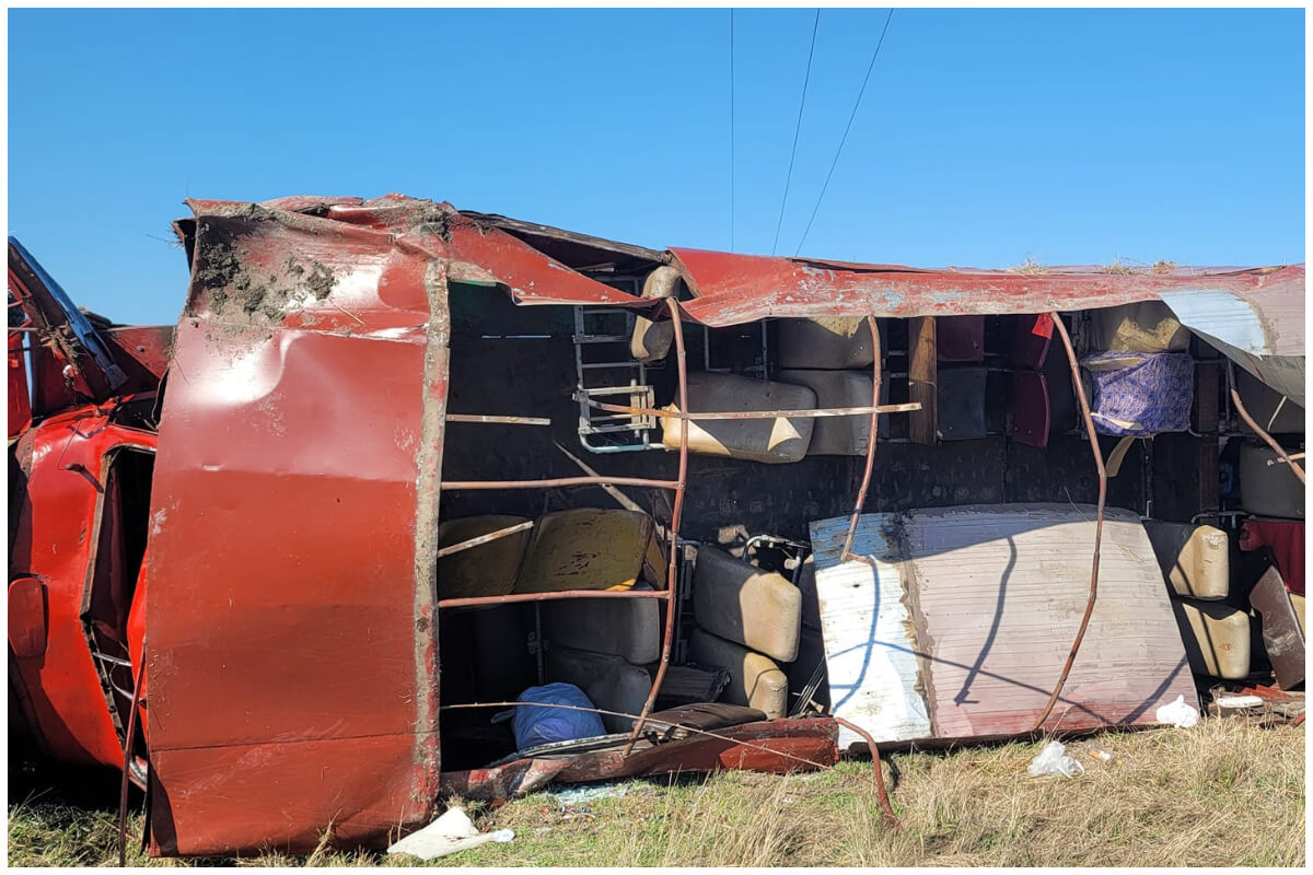 Camión de pasajeros volcó en carretera de Holguín. (Foto © Joel Queipo Ruíz- Facebook)