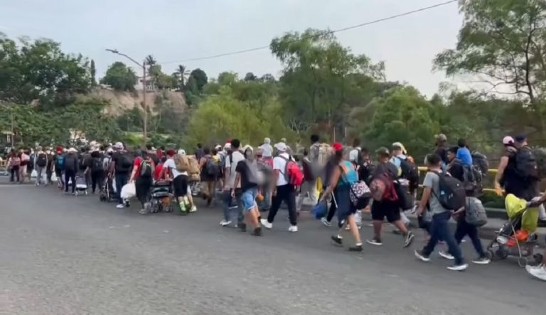 Migrantes cubanos entre nueva caravana migrante que avanza por México