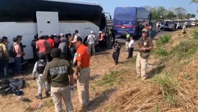 Cubanos entre cientos de migrantes detenidos en carreteras de México. (Captura de pantalla © INAMI Mx-YouTube)