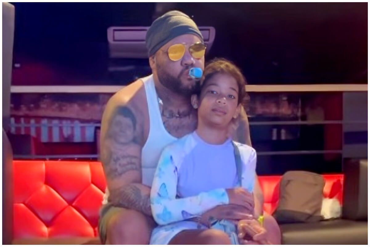 El Taiger posó con su hija con un chupón como si él fuera el bebé. (Captura de pantalla © El Taiger- Instagram)