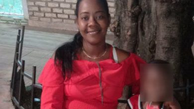 Fotografía de la mujer junto a uno de sus hijos. (Foto © Yosmany Mayeta Labrada-Facebook)