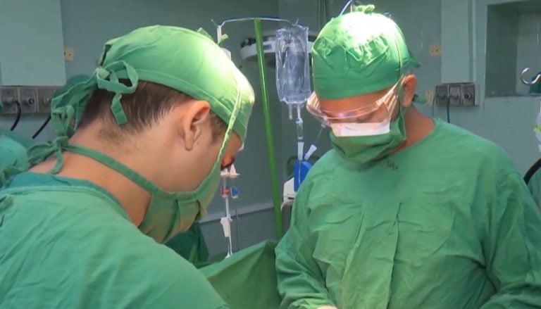 Turista español enferma en la Isla y batalla por falta de medicamentos