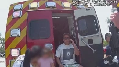 Imagen del momento en el que la menor es rescatada. (Captura de pantalla © Telemundo 51 Miami-YouTube)