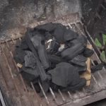 Imagen ilustrativa de carbón quemándose. (Captura de pantalla © Macho Carnívoro-YouTube)