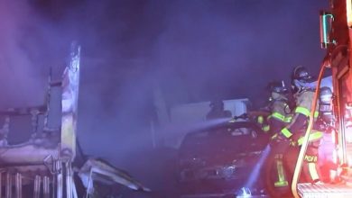 La casa móvil aledaña terminó completamente destruida. (Captura de pantalla © Telemundo 51-Web)