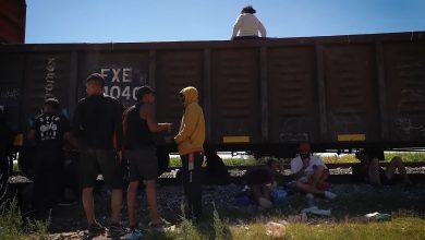 Migrantes desplazándose por México en tren. (Captura de pantalla © EL PAÍS-YouTube)