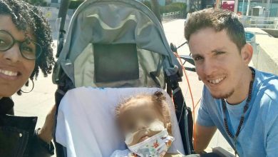 La niña Amanda sale del hospital con sus padres. (Foto © laracrofs_-Instagram)