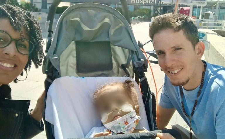 ¡De paseo con sus papás! Niña cubana Amanda sale del hospital