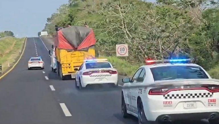 Rescatan a 20 migrantes cubanos abandonados por coyotes en México