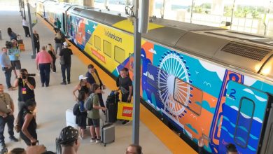 Tren Brightline en la estación. (Captura de pantalla © Distant Signal-YouTube)
