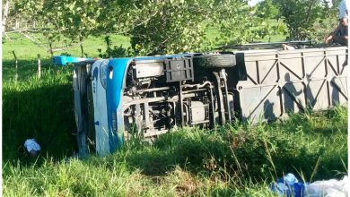 Autobús con pasajeros se volcó en la carretera. (Foto © Andrés San Román García- YouTube)