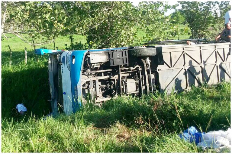 Ómnibus con pasajeros se vuelca en una carretera de Camagüey