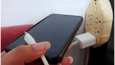 Cargar los celulares es un problema cuando la energía es inconstante. (Foto © Asere Noticias)