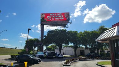 Imagen del cartel que compara a Donald Trump con Fidel Castro. (Foto © Periódico Cubano-Facebook)