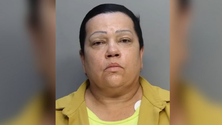 Cubana detenida por robar miles de dólares con cheques falsos en Hialea