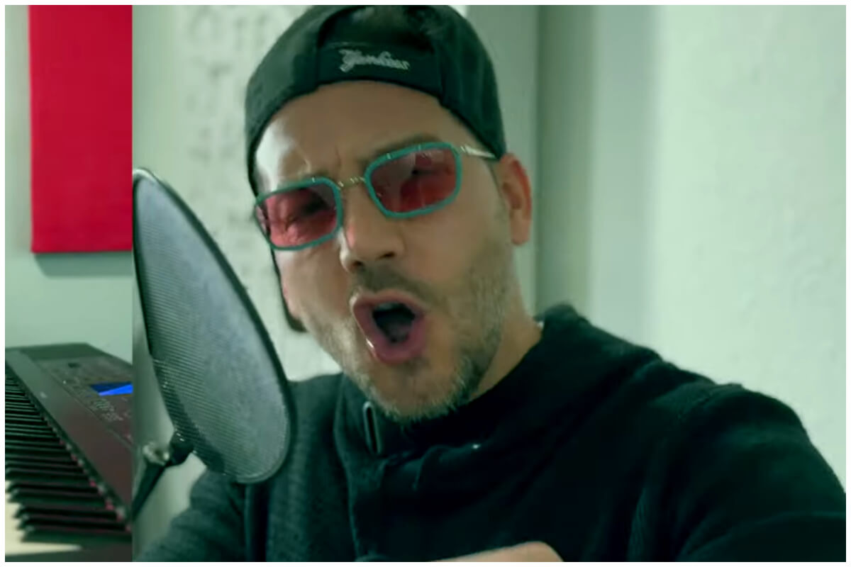 El Boni es actor pero también ha sido cantante. (Captura de pantalla © El Boni- YouTube)