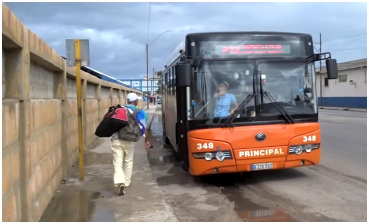 El robo sucedió a bordo de un ómnibus P12 de La Habana. (Captura de pantalla © Timosha21- YouTube)