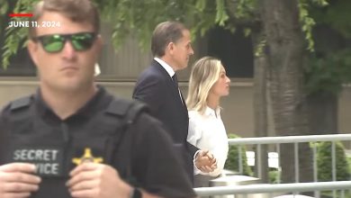Hunter Biden caminando a corte. (Captura de pantalla © Forbes Breaking News-YouTube-YouTube)