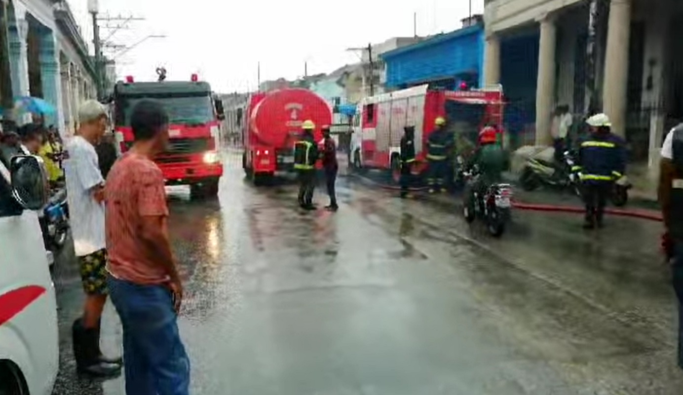 Incendio en La Habana durante jornada de inundaciones. (Captura de pantalla © Canal Habana-Facebook)