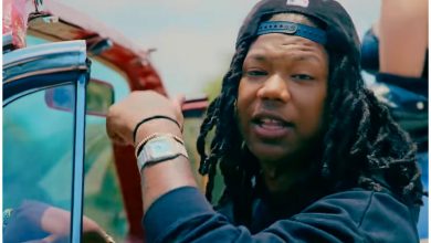 Ja Rulay conduce por las calles de Cuba en un último modelo. (Captura de pantalla © Planet Récords Cuba Miami- YouTube)