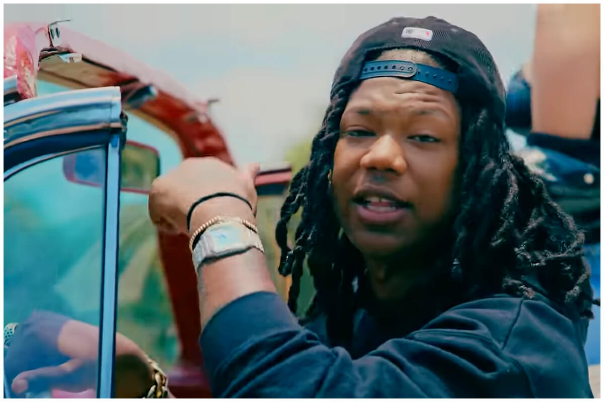 Ja Rulay conduce por las calles de Cuba en un último modelo. (Captura de pantalla © Planet Récords Cuba Miami- YouTube)