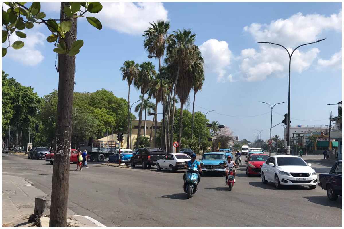 Las autoridades no han colocado policías en los cruces sin semáforo. (Foto © Yoel Herrera- Facebook)