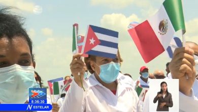 Médicos cubanos tras misión a México. (Captura de pantalla © Canal Caribe-YouTube)