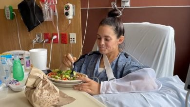 Mujer sobrevive a ser enterrada viva tras accidente. (Captura de pantalla © BAYSTATEHEALTH-YouTube)