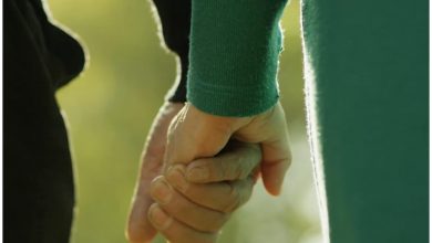Una pareja de ancianos conmovió al mostrar su amor en La Habana. (Captura de pantalla © Dino Riese- YouTube)