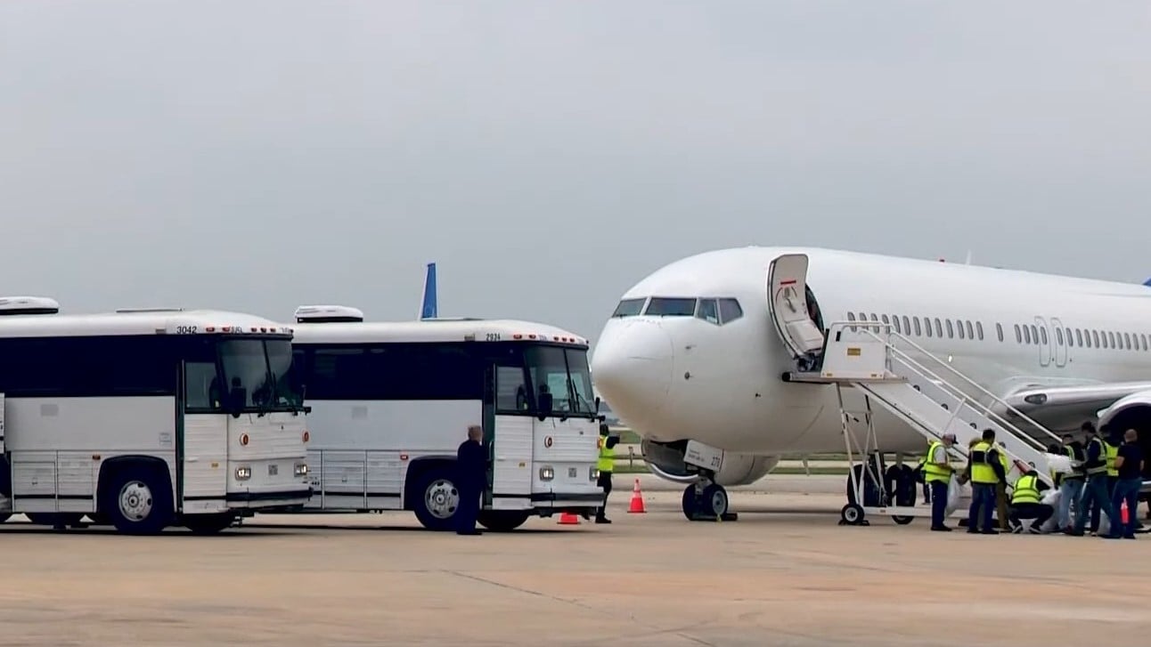 (Imagel ilustrativa de un vuelo de deportación en Estados Unidos. (Captura de pantalla © KENS 5: Your San Antonio News Source-YouTube)