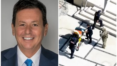 Además del FBI, al lugar también arribaron ambulancias. (Captura de pantalla © WPLG Local 10-YouTube)