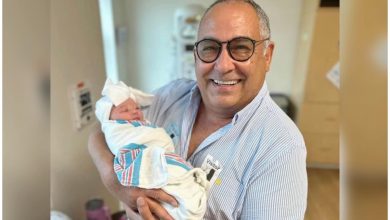 Alberto Pujol presenta a su nieta Lucía. (Foto © 11 millones de cubanos- Facebook)