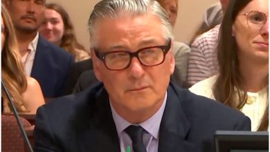 Alec Baldwin se soltó en llanto al conocer que su caso fue desestimado. (Captura de pantalla © Law&Crime Network- YouTube)