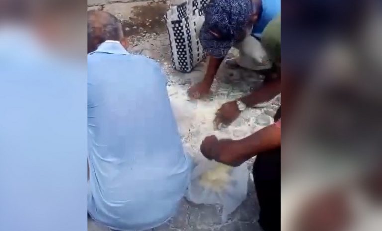 Ancianos recogen leche en polvo del suelo en Santiago de Cuba