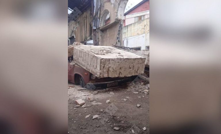 Pared de edificio abandonado cae sobre automóvil en Santiago de Cuba