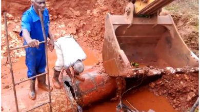 Avería en tubería principal siendo arreglada por personal de Aguas de La Habana con recursos escasos. (Captura de pantalla © Aguas de La Habana- Facebook)