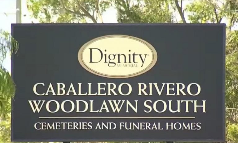 Error de cementerio en Miami-Dade casi arruina el entierro de una abuela cubana