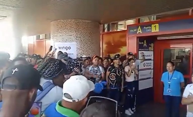 Cubanos protestan en aeropuerto de La Habana: exigen poder volar a Bogotá