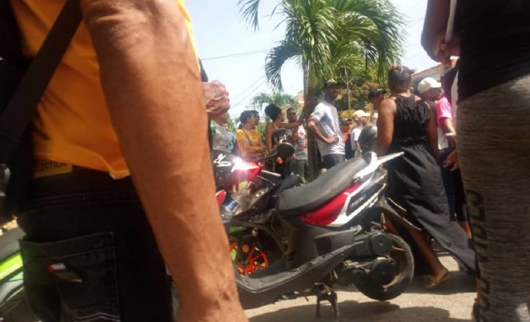 Cubanos protestan ante la Embajada de Colombia en La Habana