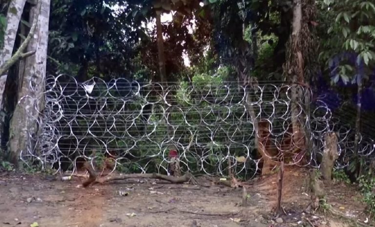 Panamá coloca alambres de púas para frenar el flujo de migrantes por el Darién