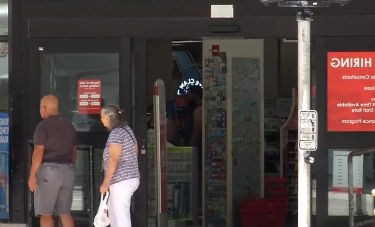 Cubano olvida a su hija luego de robar cervezas en una farmacia de Florida