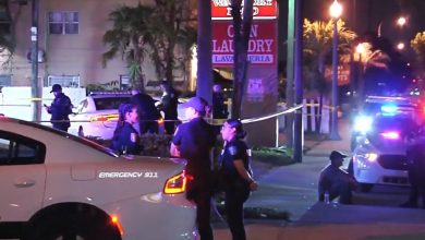 Las autoridades acordonaron el área mientras investigaban. (Captura de pantalla © Telemundo 51-Web)